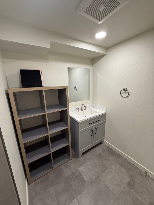 Building Photo - 1535 N 18th Dr