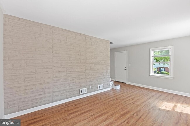 Building Photo - 4816 Woodlawn Dr