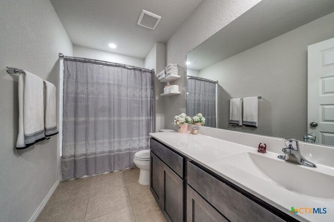 Building Photo - 2421 Ayers Dr
