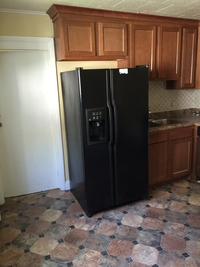 Building Photo - 42 Henrietta- updated 2 bedroom 1 bath - c...