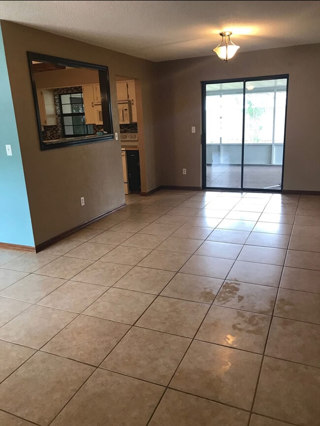 Building Photo - 1096 Willow Wood Dr