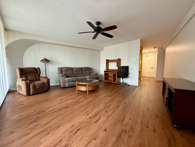 Building Photo - 300 N State St