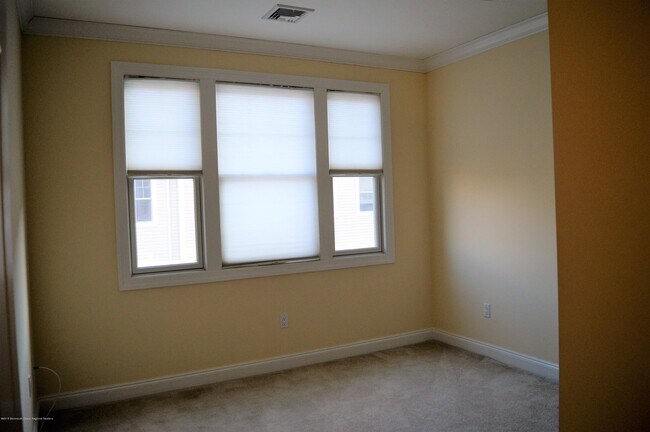 Building Photo - 606 Park Ave