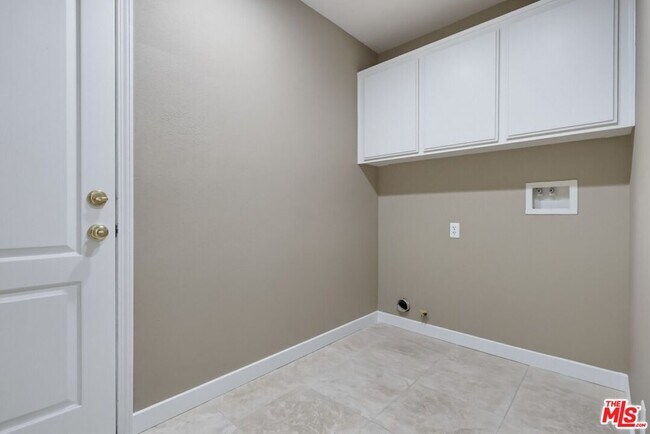 Building Photo - 5187 Knollwood Way