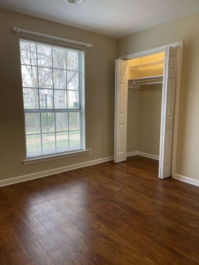 Building Photo - "Charming 3-Bed Townhouse with Cozy Fireplace in Prime Nashville Location – 1600 Sq Ft of Comfort!"