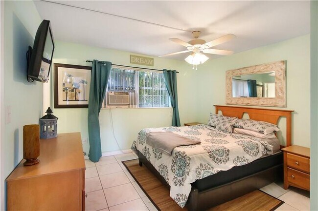 Building Photo - 3230 NE 13th St