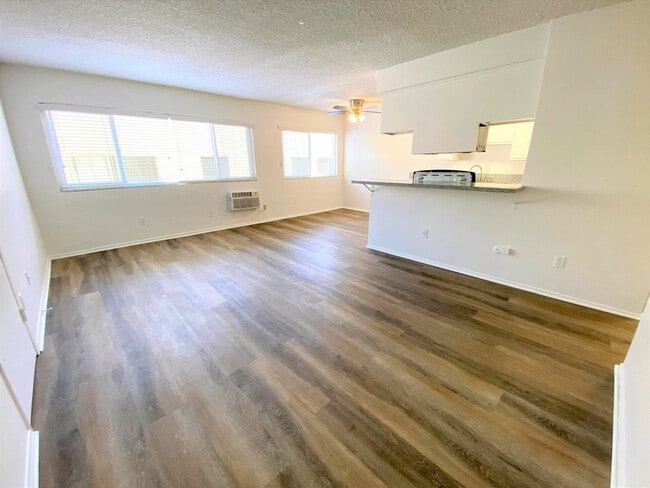 Interior Photo - 817 S. St. Andrews Pl