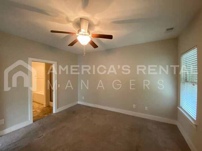 Building Photo - Large Townhome for Rent in Gardendale... Available to View Now!