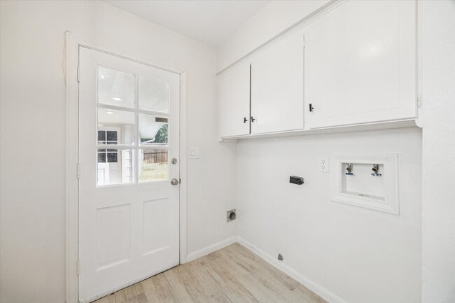 Building Photo - 2127 Blue Willow Dr