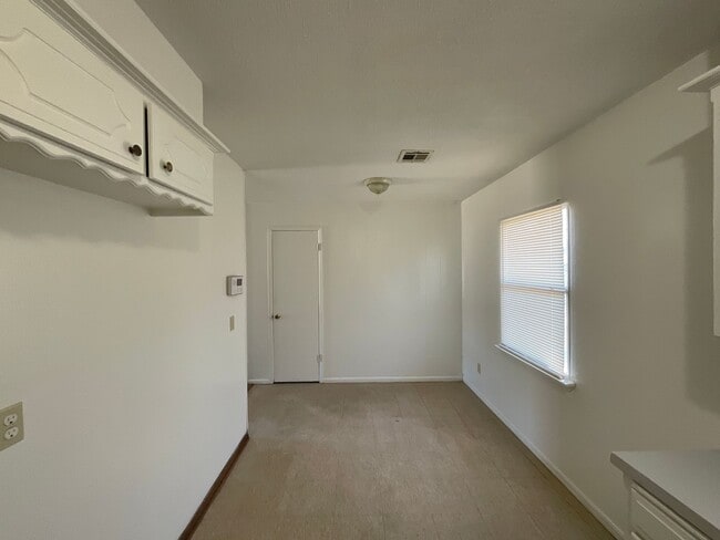 Building Photo - 3 bed, 1.5 bath, 1 car garage