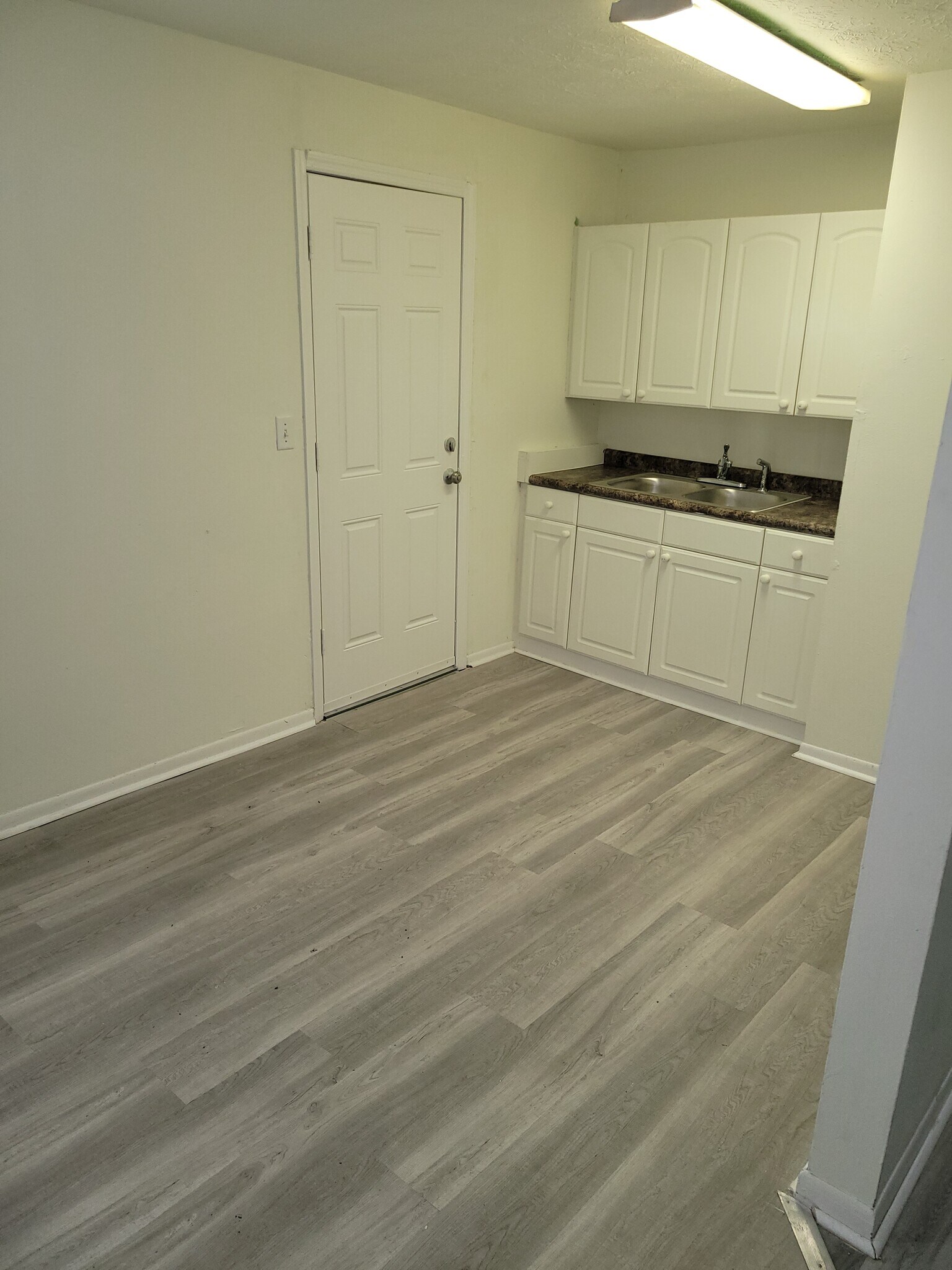 Building Photo - 1541 W 1st St