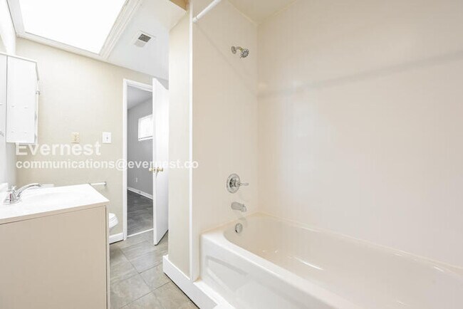 Building Photo - 3 Bed, 2 Bath Home with Fenced Yard / Available Soon!