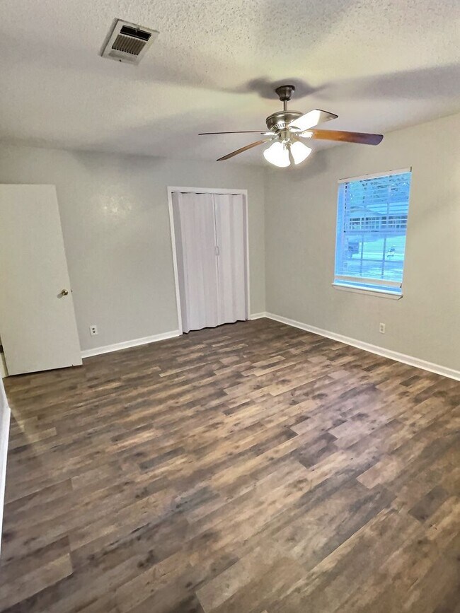 Building Photo - Spacious 4-Bedroom, 2-Bathroom Home in Ocean Springs – Prime Location & Move-In Ready!