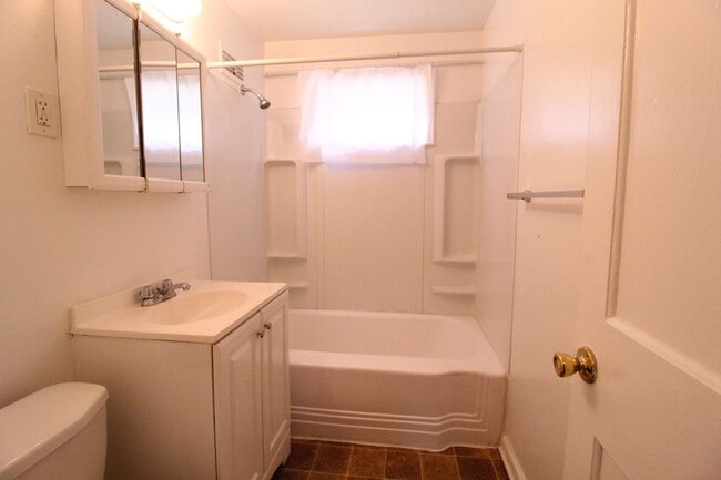 Building Photo - October FREE On This 1 Bedroom 1 Bath Dupl...