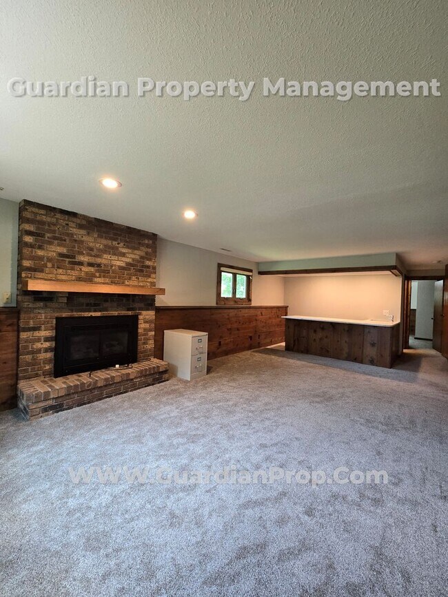 Building Photo - Available now! Spacious Shoreview Home, En...