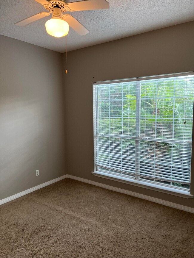 Building Photo - 195 S Shore Dr