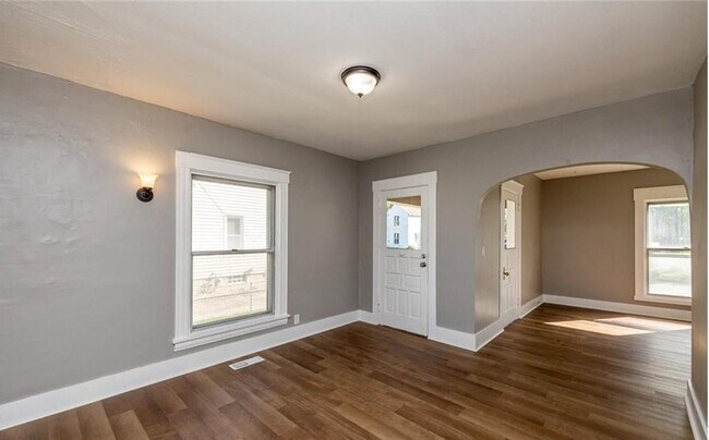 Building Photo - 353 S Maple St