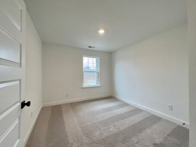 Building Photo - Spacious Townhome Located Minutes from Downtown Gallatin and Hendersonville!