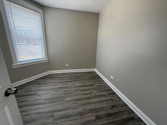 Building Photo - 5319 W Fullerton Ave