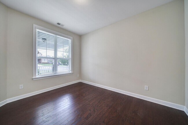 Building Photo - Gorgeous 4 Bed 3.5 Bath Home with Basement...