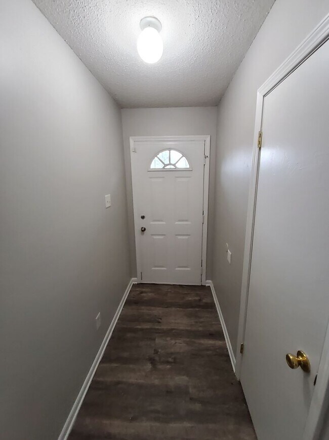 Building Photo - 3145 Briarwood Dr