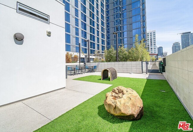 Building Photo - 1100 S Grand Ave