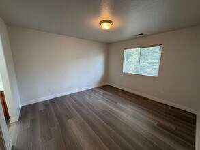 Building Photo - 3 Bedroom 2.5 Bathroom Home in Northwest Reno!