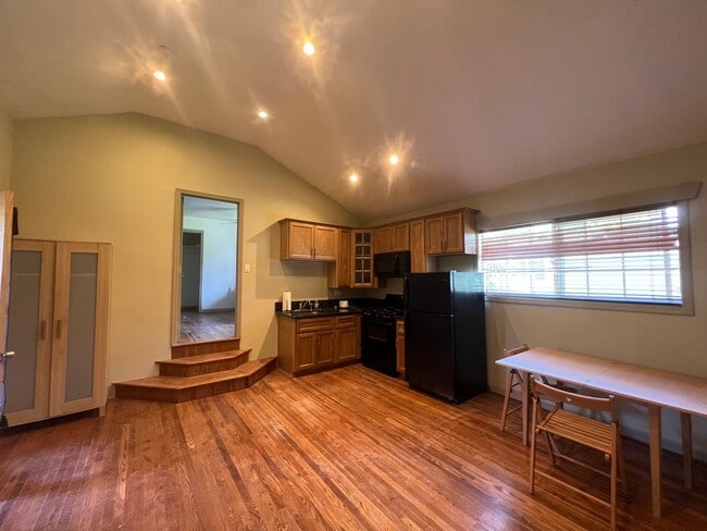 Building Photo - 1 bed, 1 bath Guest unit in Woodland Hills