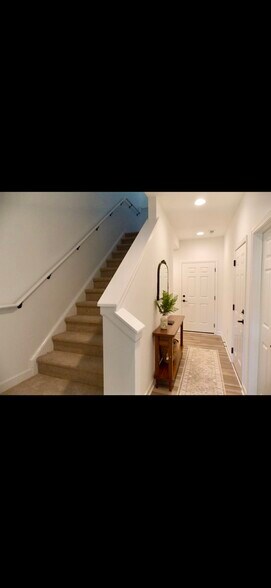 Building Photo - 2739 Primrose Ave