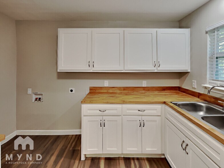 Building Photo - 512 E University Ave