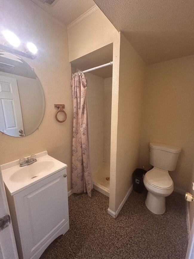 Building Photo - This home is loaded with space and features and Northwest Hanford