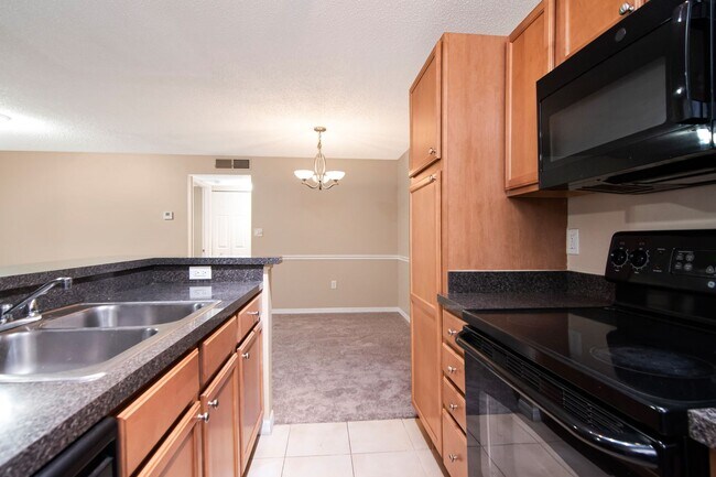 Building Photo - Park Lake — 1 Bed / 1 Bath + Den | Upstairs Condo | Brandon, FL