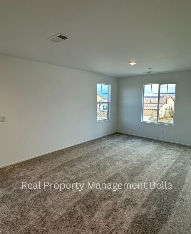 Building Photo - Modern Luxury Awaits: Discover Your Dream Home!