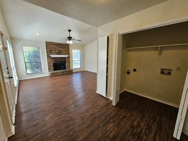 Building Photo - 3125 Tudor Ln