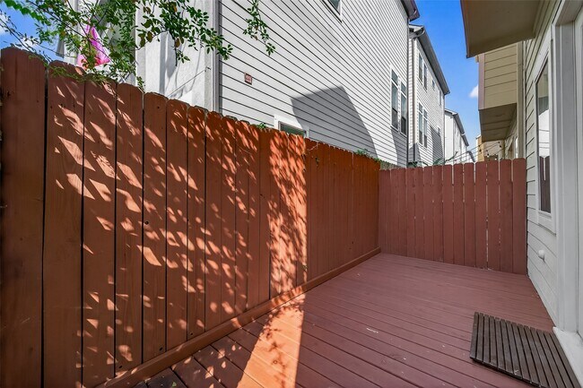 Building Photo - 931 W 23rd St