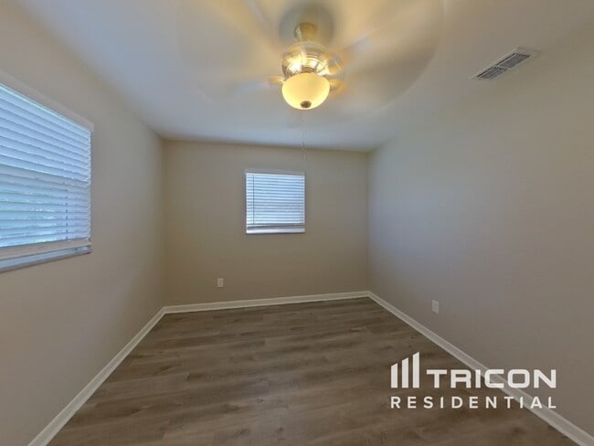 Building Photo - 92 Ventura Dr