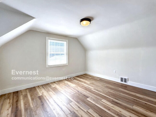 Building Photo - 210 Rosecrest Dr