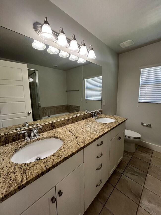 Building Photo - Spacious 3 Bed, 2.5 Bath Townhome in Pleasant Grove