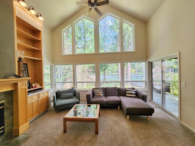 Building Photo - Beautiful 3 Bed 2.5 Bath Waterfront Home in Sammamish