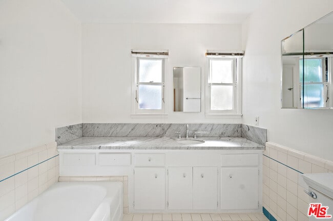 Building Photo - 2124 Hillsboro Ave