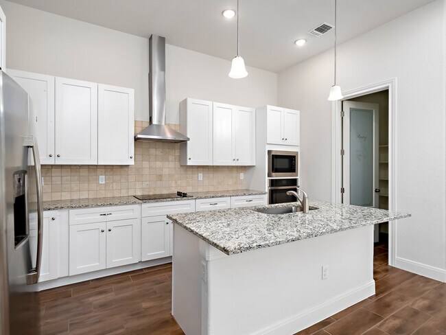 Building Photo - 586 Carriage House