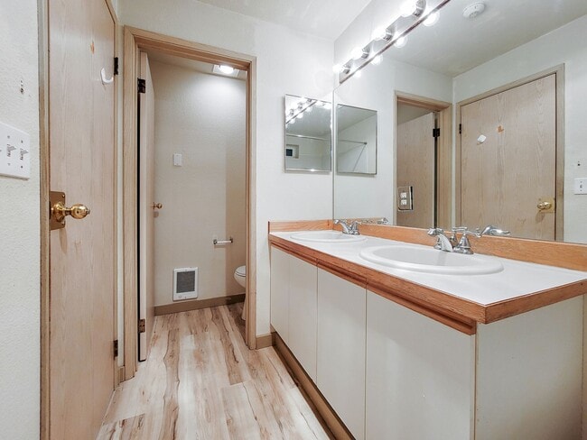 Building Photo - Kent East Hill Townhome with Garage & Patio