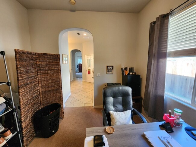 Building Photo - Beautiful Newman Home!
