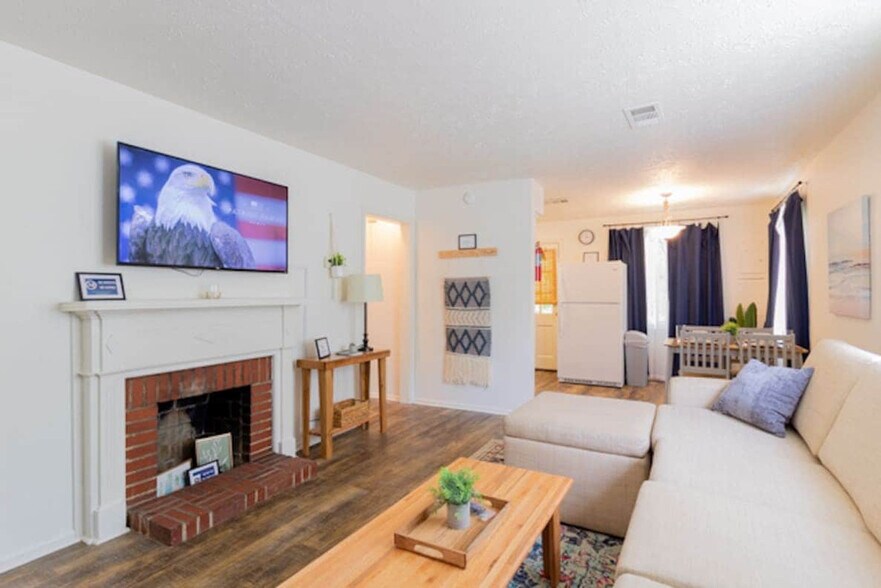 Primary Photo - 3912 Crestview Dr