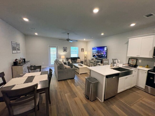 Building Photo - Biloxi Townhome