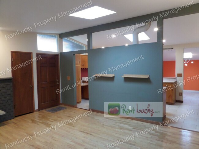 Building Photo - RARE FIND! Adorable 3-Bedroom Mid-Century Home in Great Des Moines Location!!