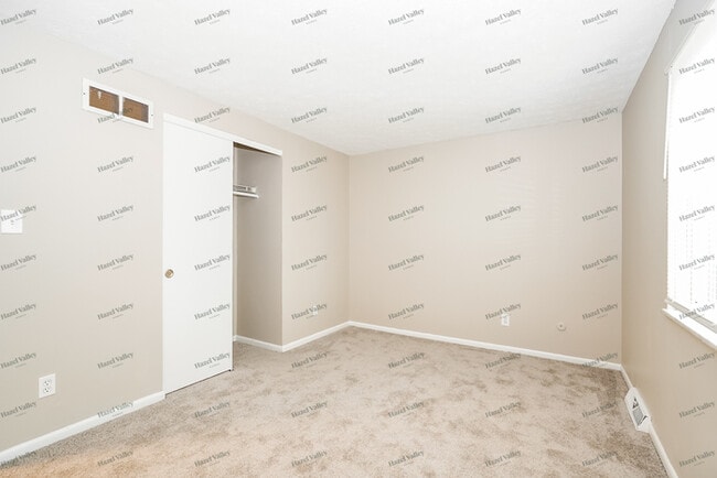 Building Photo - 2564 Weyburn Rd