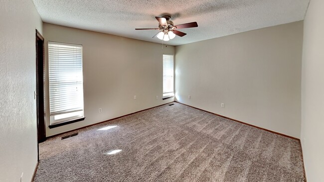 Building Photo - Lovely 3 Bedroom 2 Bath Home in Western He...