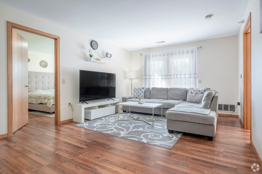 1BR, 1BA - 780SF - Living Room - Monarch at Middleton Shores