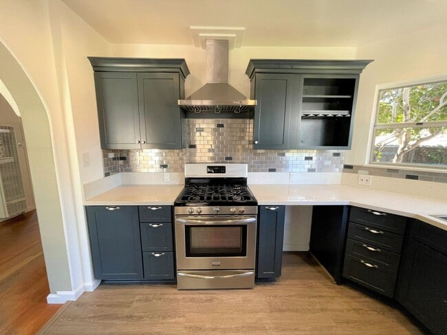 Building Photo - Midtown Ventura Bungalow